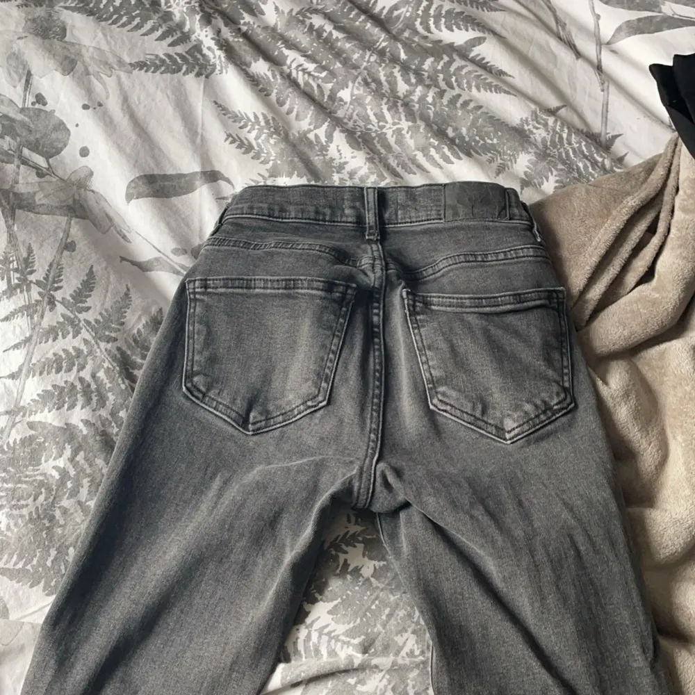 Säljer nu jättefina mörkgråa mid waist jeans ifrån Ginatricot! strl 32 petite    nypris 500kr mitt pris 300 kr (+frakt). Jeans & Byxor.