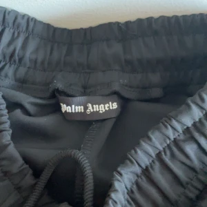 Palm angels byxor  - Säljer dem här Palm angels byxorna för ett rimligt pris!(600 men kan gå ner om det blir en snabb affär) möts upp i örebro ingen frakt!