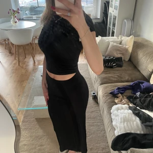 Svart långkjol - Lång svart kjol perfekt nu till våren! Lite genomskinlig i vissa ljus men funkar bra om man har shorts under, mjukt och luftigt material!💖i bra skick