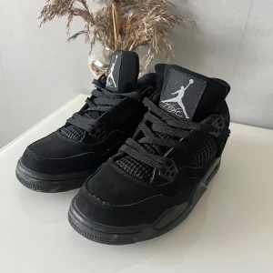 Jordan 4  - Detta är mina fina jordan 4s, modellen heter Black cats och är helsvarta. Det finns lite smuts på dom som går bort med vatten. Jag säljer dom för jag tyvärr har skaffat en ny gaderob då det är deras tur att gå vidare😀 nypris ca 5500kr 