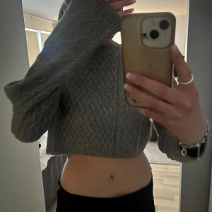 Kort stickad tröja  - Cropad super snygg stickad tröja, säljer pågrund av att jag bara använt den 3 ggr
