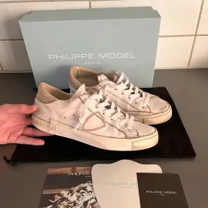 Säljer nu dessa riktigt snygga Philippe model skor i storlek 38/39 skicket på dom är 9/10 Lite slitna under skorna med slitningarna på skor är en del av designen