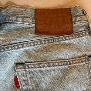 Hej, säljer ett par riktigt snygga Levis 501 jeans i färgen ljusblå perfekt till våren! Skicket är bra men använt. Nypris 1299kr. Skriv om ni har funderingar!!