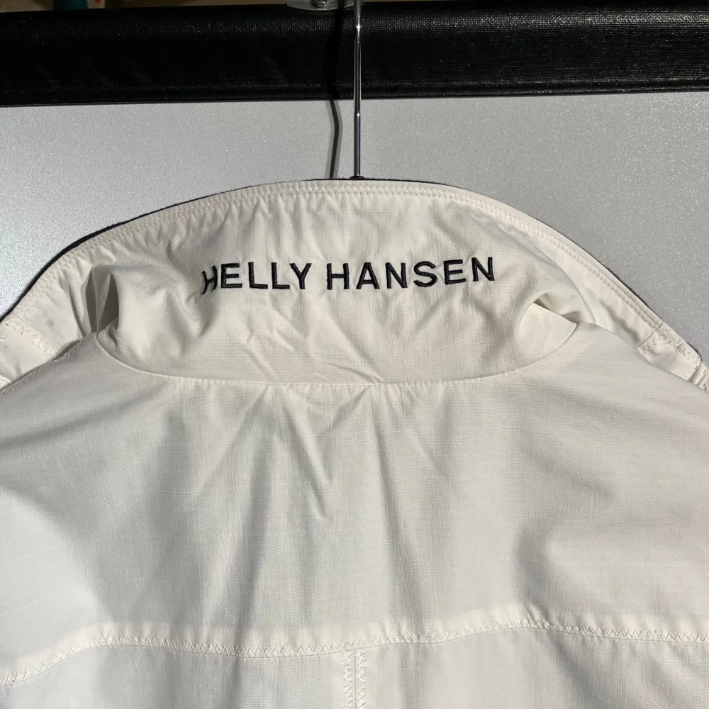 Skit fräsch vit seglarjacka/vindjacka från Helly Hansen i storlek s. Riktigt bra skick utan några som helst defekter. Bra alternativ till en väst nu på våren o mot sommarn.. Jackor.