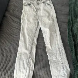 Hej, säljer ett par riktigt schyssta Lee jeans i storlek 14-15 år. Fraktar 0-2 efter köp. Skick 9,5/10
