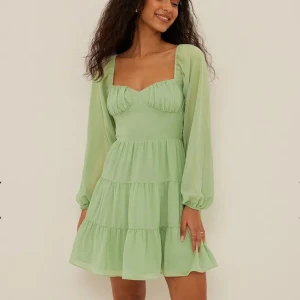 Grön klänning  - Jättefin och somrig klänning perfekt nu till sommaren, hade själv på min skolavslutning för något år sedan men därefter aldrig använt, skriv vid intresse, egna bilder osv❤️❤️