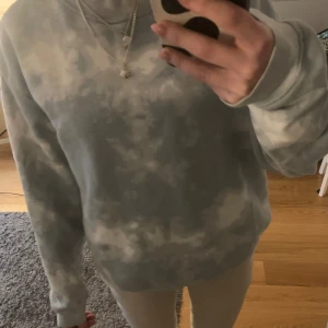 Tröja - Skitsnygg tie dye tröja