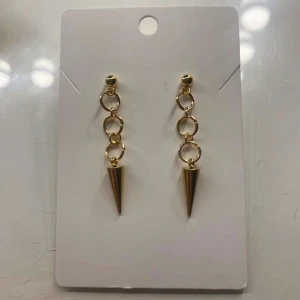 Loopeaks guld - Säljer örhängen från märket zweeir jewellerys! De är handgjorda i rostfritt stål och såklart aldrig använda💕 Flera par finns på lager! Kontakta gärna via frågor💗 De heter ”loopeaks guld”