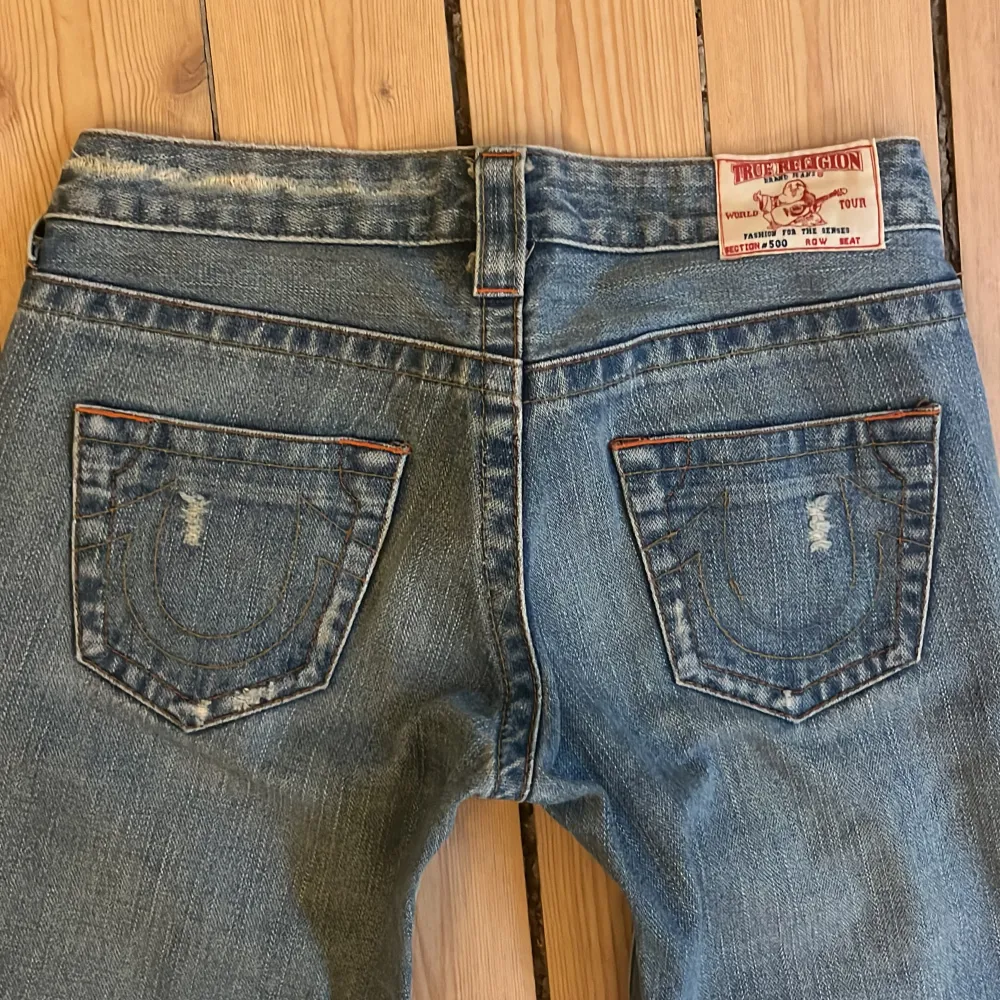 Såå snygga jeans true religion jeans! Står att de är i storlek w 27, men skulle säga mer w 25,26 eftersom att de är små i storleken.💞 Midjemått: 70cm Inerbenslängd: 81cm. Jeans & Byxor.