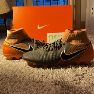 Fotbollskor Nike 41 - Hej! Jag säljer mina Nike magista fotbollskor i storlek 41 och perfekta nu till sommaren ☀️| Nypris: runt 1300kr mitt pris: 279kr. De är i bra skick 8,5/10 och har inga defekter. Dma för fler frågor mvh Theo.