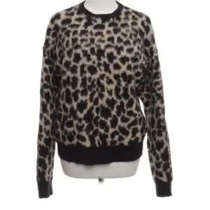 Leopard stickad tröja i nyskick från NA-KD köpt på Sellpy som ny! Inte använd av mig förutom testad! Varm och skön!