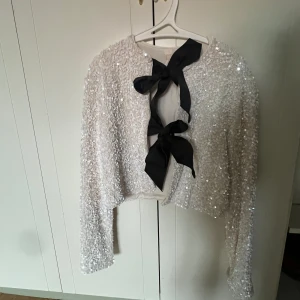 Slutsåld paljettkofta från hm i stl S - I väldigt fint skick, använd en gång pga fel storlek 