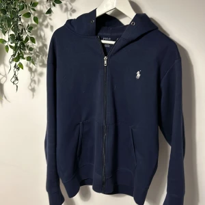 Ralph lauren zip hoodie - Säljer denna riktigt feta Ralph Lauren zip hoodien i mörkblå skick 8/10 hör av vid funderingar