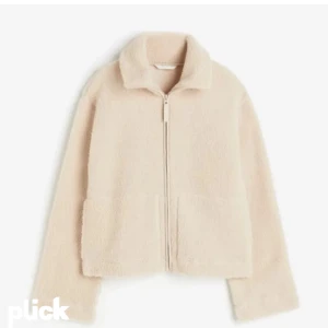 Hm Teddy jacka💕 - Säljer denna Teddy jacka från H&M💕inte använd så mycket så bra skick! Pris kan diskuteras 