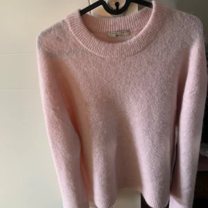 Ljusrosa stickad tröja  - Använd 1 gång , den är slut såld på Gina i storlek Xs 🩷säljer pga ja passar inte i den 