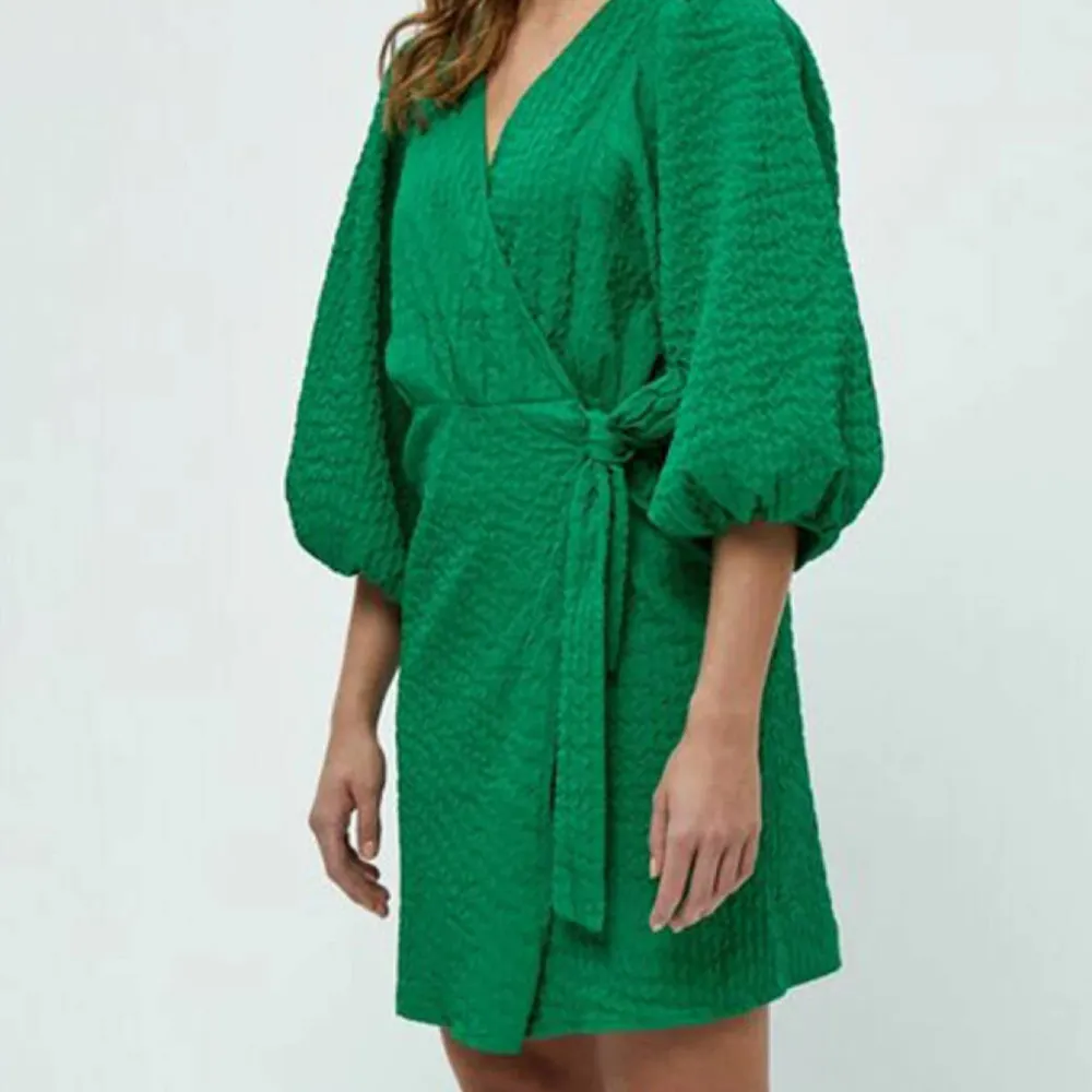 Grön omlottklänning med balong ärmar ifrån minus i storlek 38   Använd 1 gång! . Klänningar.