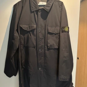 Stone Island - Stone Island rock mörkblå.  Strl XL  Cond 9/10  Supersnygg vårjacka i grymt skick.