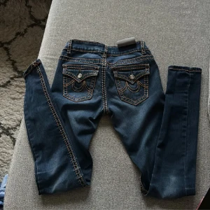 Low waist jeans  - Säljer dessa jätte fina Low waist jeansen med diamant detaljer. Dom är skinny i modellen men det går alltid att sy om dom till bootcut.🤍