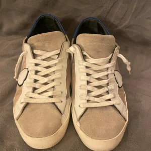 Feta Philippe model - Philippe model skor. Skick 8/10 Riktigt snygga allt og medföljer box plus tackkort. Bra pris bara 1799kr inga skambud.