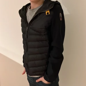 Säljer nu min parajumer cardigan då jag fick en ny cardigan - Skick 9/10