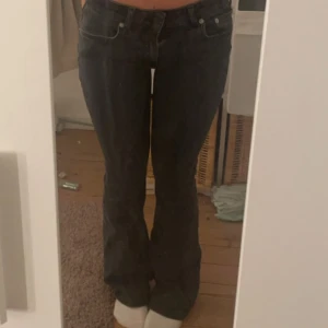 Lågmidjade jeans  - Lågmidjade grå/svarta jeans, nyskick💖
