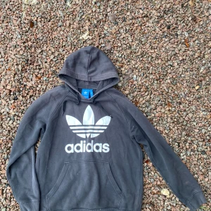 Adidas hoodie - Säljer den här adidas hoodie. 