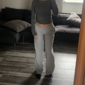 Low waist mjukis  - Low waist mjukisbyxor från bikbok helt nya använda en gång ny pris 400 som nya är dem 