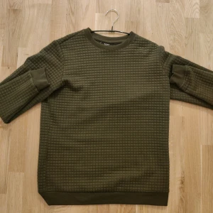 SMOG tröja - Grönt SMOG tröja i väldigt bra skick. Har använts max 3-4 gånger. Storlek S. Kan mötas upp annars är leveransen med köparen 