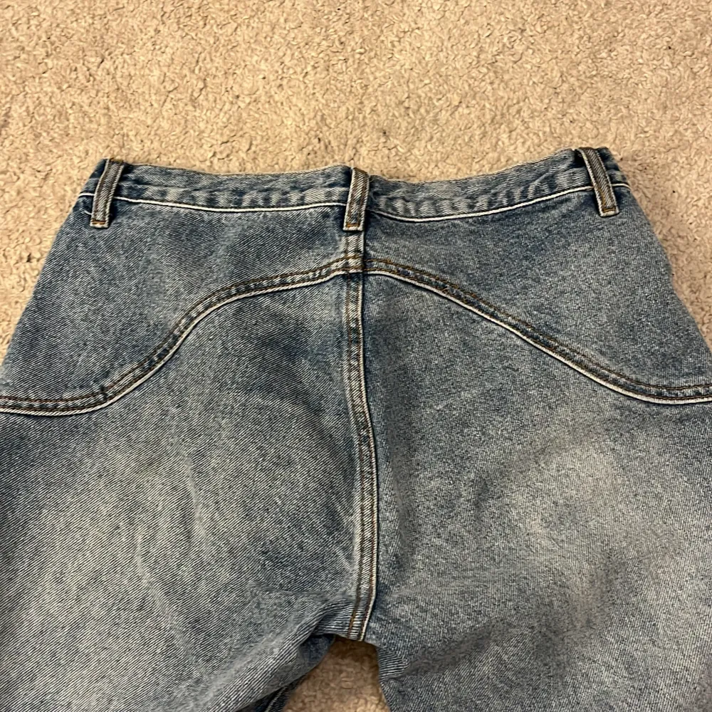 Hej! Säljer dessa jeans från brandy Melville storlek S. Har cool design där bak💞. Jeans & Byxor.