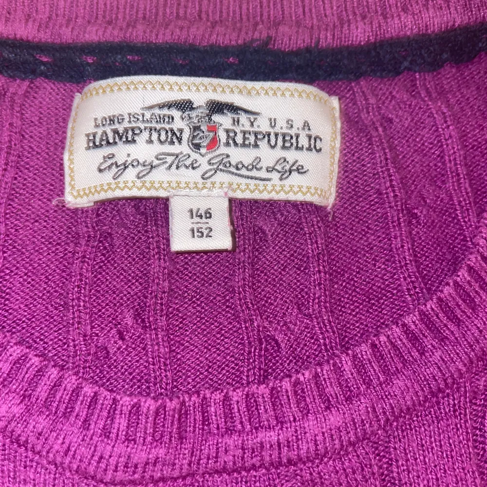 Säljer min jätte fina lila långärmade stickade tröjan från Kappahl😍 Väldigt bra skick, den är liten i storleken. Priset går att diskutera, kom privat för fler frågor🥰. Tröjor & Koftor.