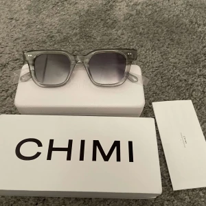 Chimi 04 - Tjena! Säljer dessa chimi 04 i färgen grå. Dom är nästa helt nya, använt dom 2-3 gånger. Om ni har frågor eller funderingar kan ni bara höra av er! Mvh Isak.