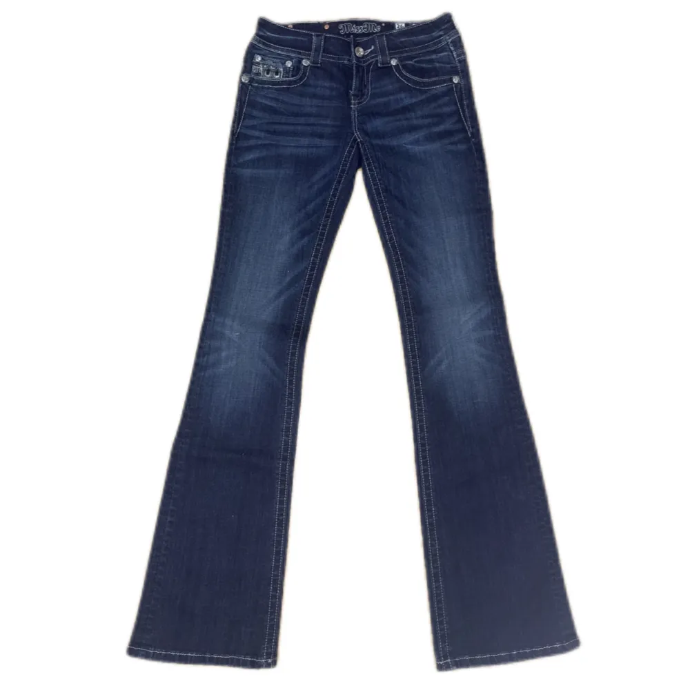 Miss Me jeans i modellen ”JP6240B/boot” midjemåttet rakt över är 36,5cm. Ytterbenet 105,5cm och innerbenet 84,5cm. Jeansen är som nya. Kontakta vid intresse!. Jeans & Byxor.