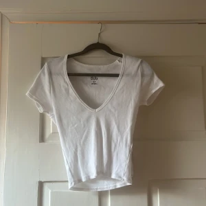 Vit topp  - Vit kortare topp med urringning 