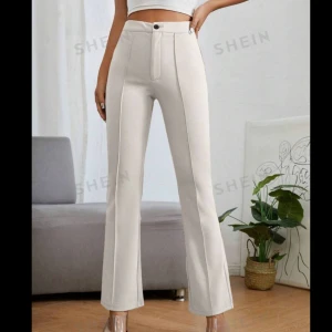 Kostymbyxor  - Beiga kostymbyxor från shein. Ser ut som på bilden. Storlek S. Den är aningen liten så jag skulle säga att är du en XS så passar dessa byxor. Byxorna är ganska bra i längden jag skulle säga i S att dem passar för dig som är 165 och under.