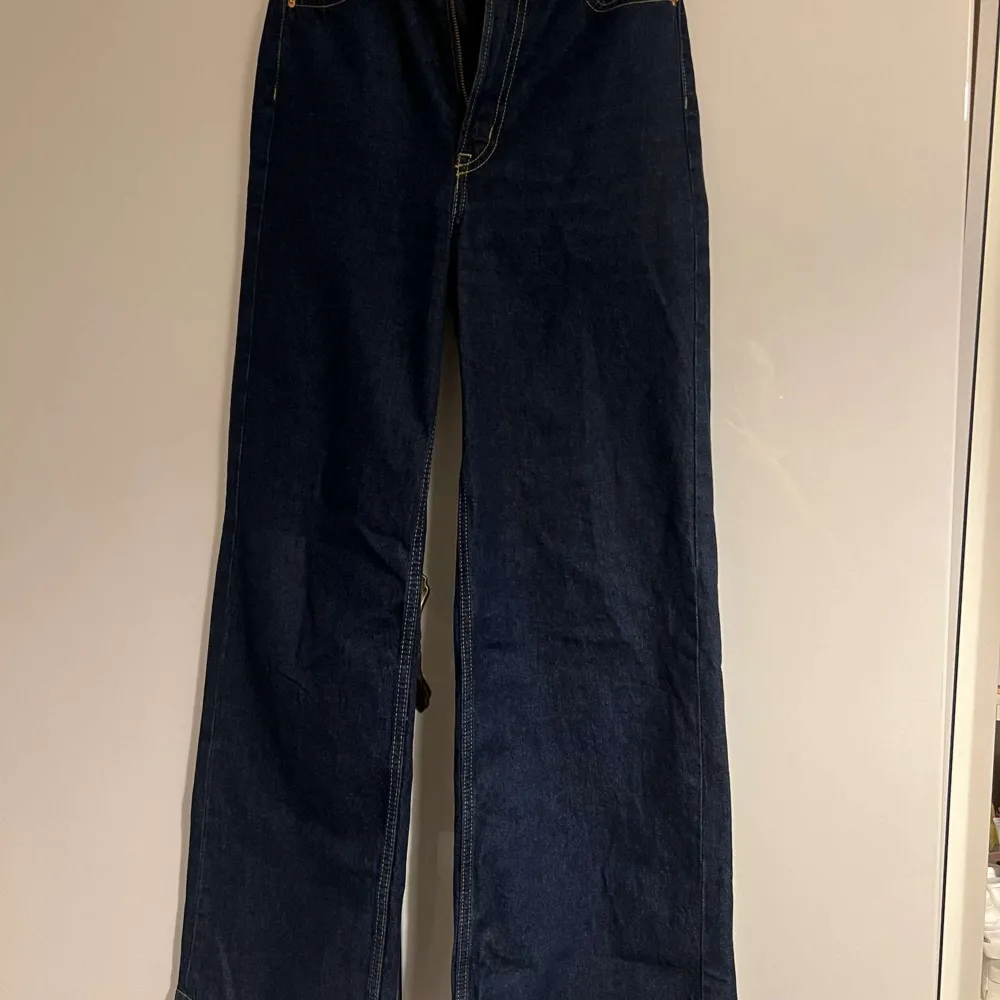 Hej! Jag säljer min byxa som är från Hm(är köpt förra året) den är i storlek S den är lång det skulle passa någon som är runt 163-165(midjan är ganska tajt). Jeans & Byxor.