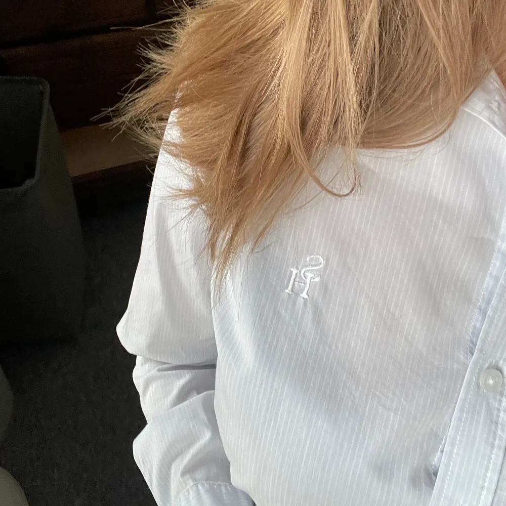Blå och vitrandig skjorta från märket Stockh lm, passar mig som vanligtvis har S💕 Använd helst köp nu. Skjortor.