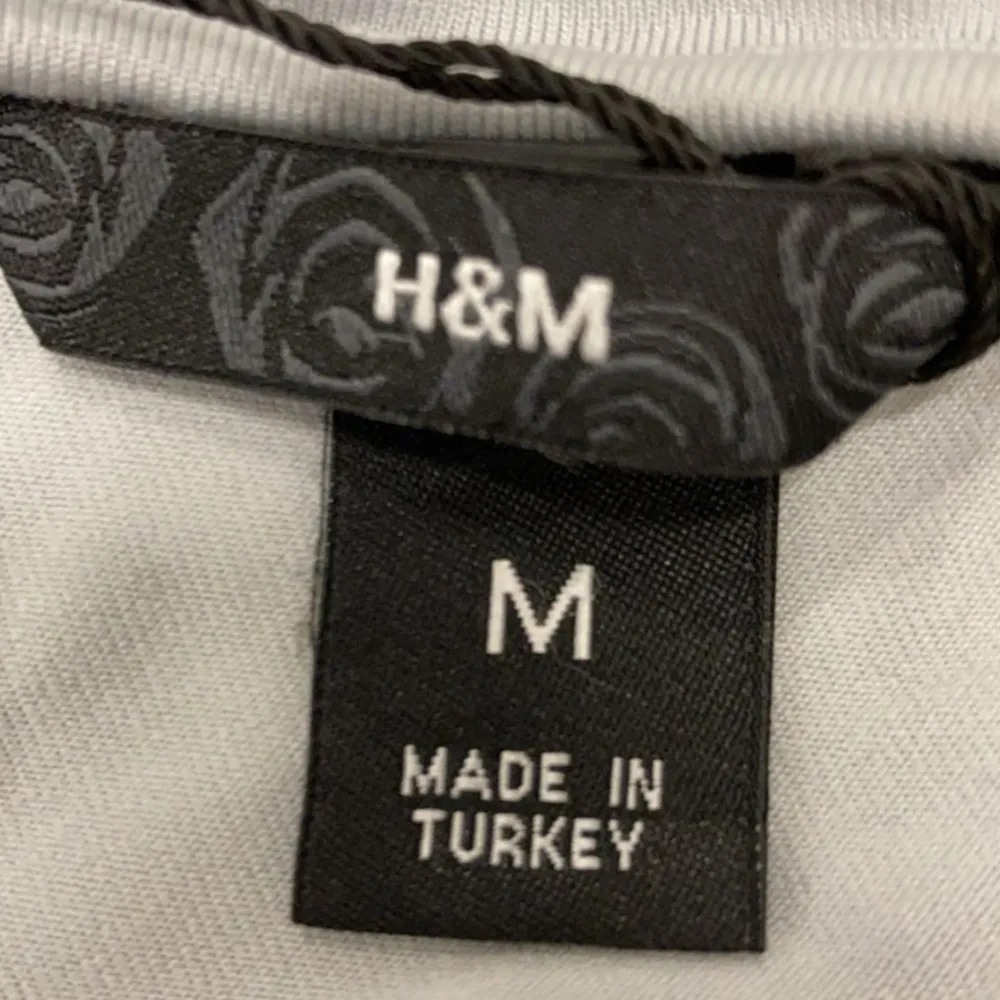 Grått linne från H&M i fint skick, knappt använt💗. Toppar.