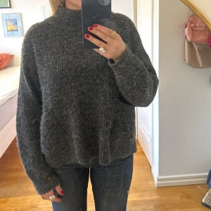 Stickad tröja - Stickad tröja med fickor och öppning bak