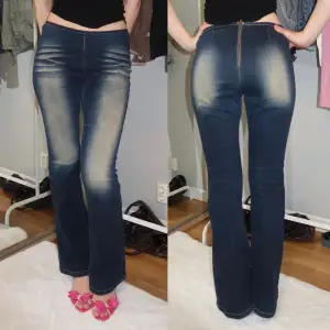 Super snygga jeans- bara liiite för stora för mig. Mix jeans material. Köpt på beyond retro, inga defekter. Innersömn 77cm. Midja 37cm visad på bild🩷🩷🩷! Jag är 170cm som referens.  