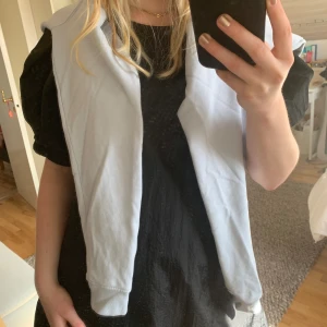 Ljusblå sweatshirt - Jättemjuk och fin tjocktröja från Bondelid, använd fåtal gånger! Storleken är M, men den passar mig som har S 🥰 