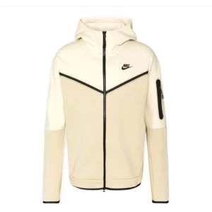 Nike tech  - Riktigt skön kofta men säljs pågrund av fel storlek 