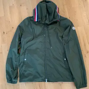 Moncler Grimpeurs storlek 4, passar L/XL. Väldigt bra skick!   Skriv gärna om ni har frågor!