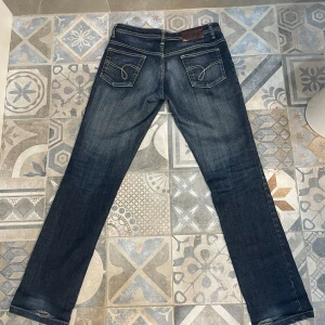 SUPER SNYGGA LÅGMIDJADE JEANS - SSuuuppperrr snygga lågmidjade jeans i straight passform 💕 Säljer då de inte kommer till användning 💗💗 Kan definitivt skicka bild, bara att skriva ❤️ 
