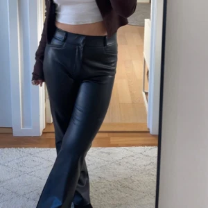 Skinnbyxor  - Svarta skinnbyxor som blivit för små   OBS Köparen står för frakt