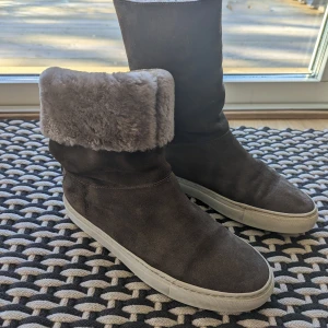 Ankle boots - Boemos - Boots i mocka med foder i värmande päls. Gummisula. Använda en säsong. Färg: "lead". Märke: Boemos. Nypris 1500 kr.