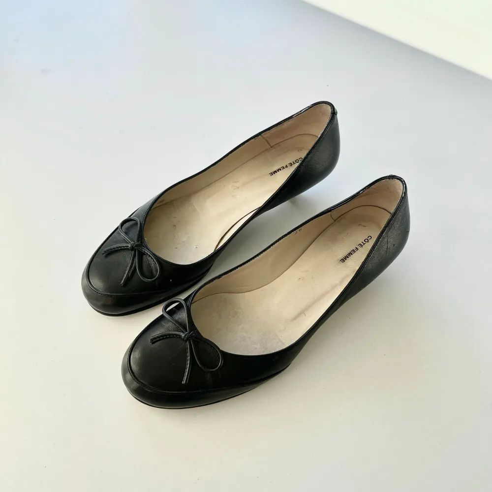 Svarta vintage ballerina skor från Côté Femme med kitten heel (låg klack) 🖤. Skor.