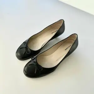 Svarta vintage ballerina skor från Côté Femme med kitten heel (låg klack) 🖤