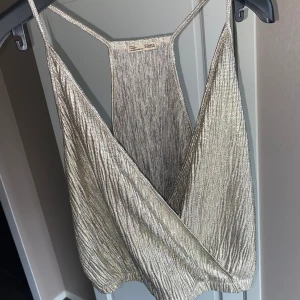 Zara linne  - Festtopp från zara storlek M passar även S eller L. Finns ej att köpa längre då den är många år gammal, men knappt använd 