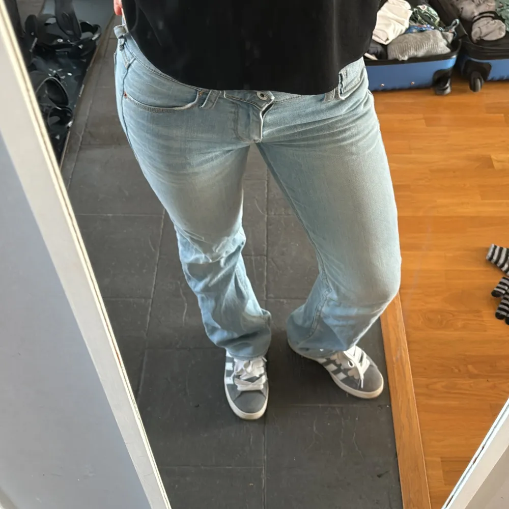 Säljer dessa skit snygga lågmidjade jeans, det står ingen storlek i jeansen men passar mig prefekt som brukar ha S. Jeans & Byxor.