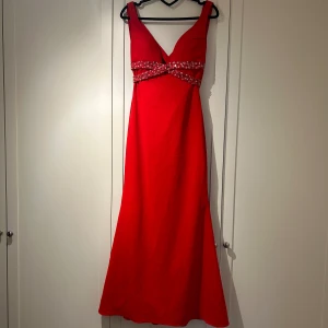 Röd balklänning - Supersnygg röd balklänning som är så fin i ryggen!🥀 Bara använd en gång och är i superfint skick, finns endast lite små märken på axelbandet (kan skicka bild). Klänningen är i strl S. Kan mötas upp i Stockholm annars står köparen för frakt🥰